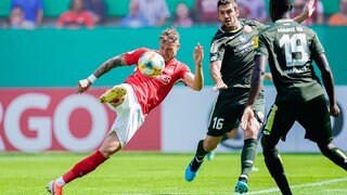 Duell im letzten Pflichtspiel-Aufeinandertreffen: Timmy Thiele (links, FCK) und Stefan Bell von Mainz kämpfen um den Ball.