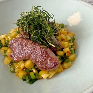 Rehsteaks mit Pfirsich- Lauch-Salat und Lauchstroh
