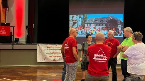Das Bild zeigt Beschäftigte von Mann+Hummel bei der Mitarbeiterversammlung.
