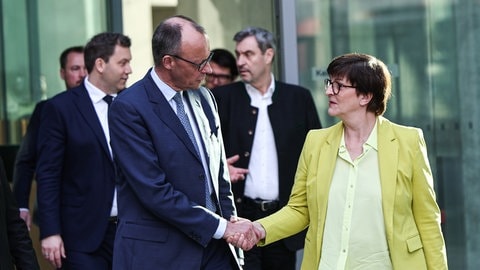 Friedrich Merz, CDU-Bundesvorsitzender und Fraktionsvorsitzender der CDUCSU-Fraktion im Bundestag und Saskia Esken (SPD), Vorsitzende der SPD, geben sich die Hand 