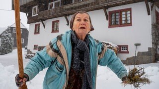 Lioba (Lisbeth Felder) aufgebracht hinter dem verschneiten Fallerhof
