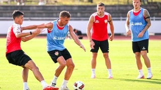 Grischa Prömel bestreitet einen Zweikampf mit Ball am Fuß