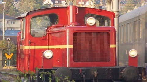Eine historische Dampflok ist in der Pfalz unterwegs