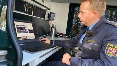 In einem Überwachungswagen werten die Polizisten wie hier Matthias Emmerich die Bilder der Monocam direkt aus und sehen, wer am Steuer sein Handy benutzt hat.
