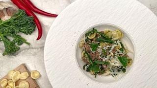 Orecchiette mit wildem Brokkoli, Salsiccia und Ricotta
