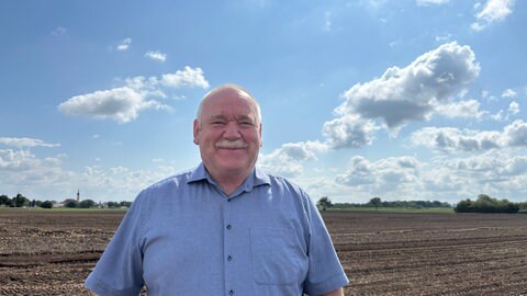 Johannes Zehfuß vor einem Acker
