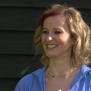 Natalia Cichos-Terrero zeigt Pilatesübungen beim Spazieren gehen mit dem Hund
