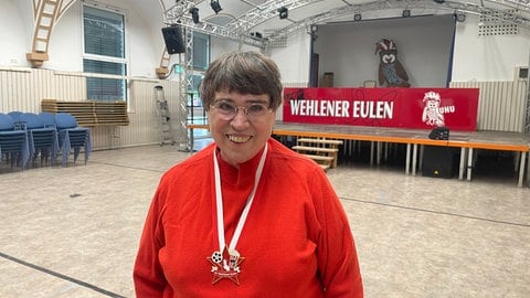 Roswitha Bäumler steht in der Wehlener Turnhalle. 