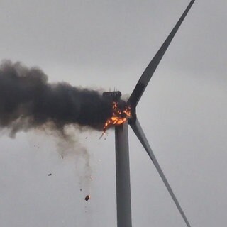Ein Windrad brannte Anfang 2024 auf einem Feld in der Nähe von Greifswald. So ein Feuer in der Gondel kann große Schäden verursachen und auch die Umwelt belasten. Die Feuerwehr kann es nicht löschen.