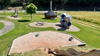 Ein Spielplatz in Linden: Hier soll ein Mann seine Ehefrau mit einem Messer getötet haben. Die Staatsanwaltschaft geht von Femizid aus.