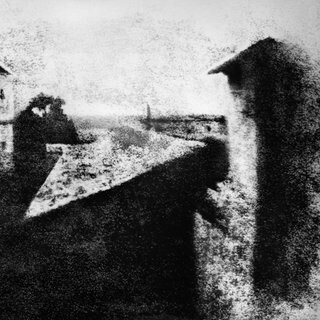 Das älteste Foto der Welt: Blick aus dem Fenster in Le Gras. Aufgenommen von Joseph Nicéphore Niépce 