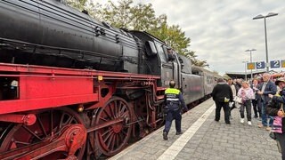 Zur Feier des Tages ist eine historische Dampflokomotive in den Zweibrücker Bahnohf eingefahren. 