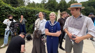 Im Mineralfreibad in Bad Wimpfen (Kreis Heilbronn) wird - wegen der historischen Kulisse - eine Episode der KiKA-Serie "Mein Traum, meine Geschichte" gedreht. Es geht um die Badeanzug-Pionierin Annette Kellerman aus Australien, dargestellt von Lotta Herzog (blaues Badekleid).