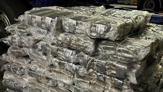 432 Kilogramm Haschisch in mit Plastik verpakten Paketen: Diese fand der Zoll im Dach eines spanischen Lkw auf einem Rastplatz in Schwegenheim.