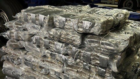 432 Kilogramm Haschisch in mit Plastik verpakten Paketen: Diese fand der Zoll im Dach eines spanischen Lkw auf einem Rastplatz in Schwegenheim.