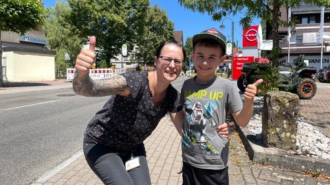 Melanie Berisha aus Glatten mit ihrem Sohn Elias. Beide freuen sich über Jürgen Klopp als neuen Bundestrainer. 