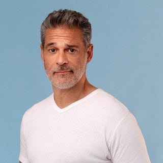 Schauspieler und Comedian Rick Kavanian schaut in die Kamera. | "Das Kanu des Manitu": Rick Kavanian spielt wieder den Dimitri