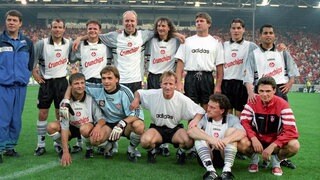 Otto Rehhagel (links) und Spieler des 1. FC Kaiserslautern vor dem letzten Spiel der Saison 19961997 gegen Meppen.  