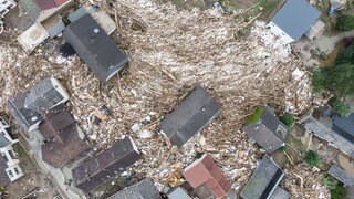 Weitgehend zerstört und überflutet ist das Dorf im Kreis Ahrweiler nach dem Unwetter mit Hochwasser