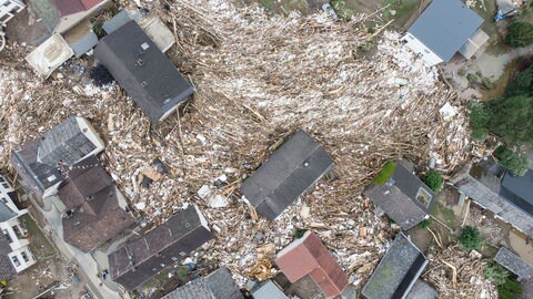 Weitgehend zerstört und überflutet ist das Dorf im Kreis Ahrweiler nach dem Unwetter mit Hochwasser