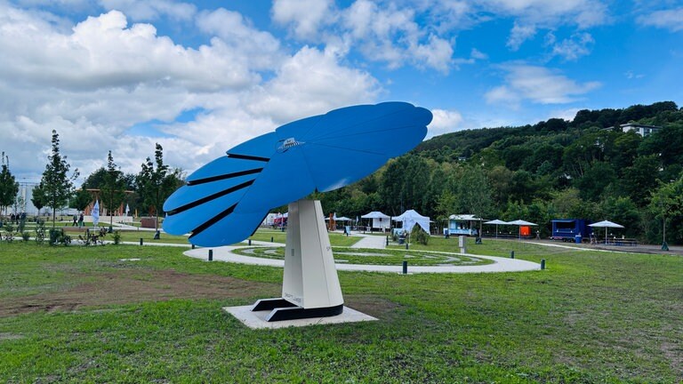 Eine große Solarblume versorgt den Park mit Strom. 