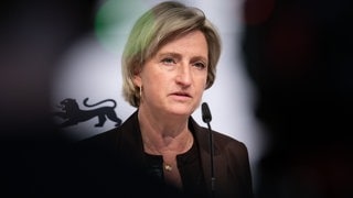 Nicole Hoffmeister-Kraut (CDU), Wirtschaftsministerin in Baden-Württemberg sitzt vor Mikrofon.