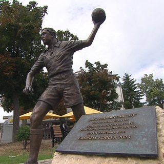 Statue eines Feldhandballspielers