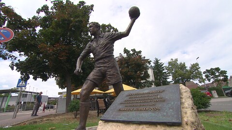 Statue eines Feldhandballspielers