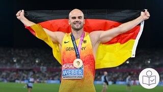 Julian Weber bei der Leicht·athletik-EM. Er hat eine Gold-Medaille umhängen und halt eine Deutschland-Fahne hinter sich. Rechts das SWR Logo für Leichte Sprache.