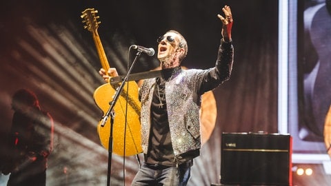 Richard Ashcroft, der ehemalige Frontman von The Verve ist noch als Solo-Musiker unterwegs und gibt Konzerte wie hier im Jahr 2017 in London. | The Verve – "Bitter Sweet Symphony" | Hits & Storys