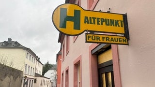Immer mehr Menschen kommen in die Notunterkunft des Café Haltepunkt in Trier.