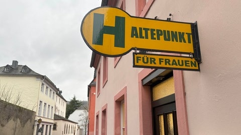 Immer mehr Menschen kommen in die Notunterkunft des Café Haltepunkt in Trier.