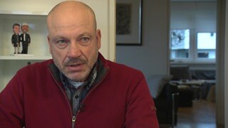 Gerd Breitfeld hat 1993 die Diagnose HIV-positiv bekommen und schaut in die Kamera.