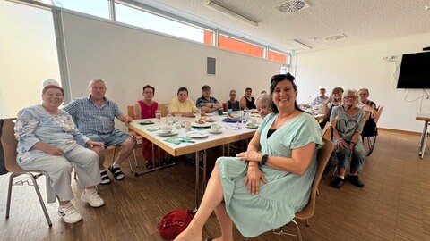 Einmal im Monat lädt Melanie Bergweiler (vorne) zum Plaudercafé in Trier-Ehrang ein. Dort treffen sich viele Menschen, um sich bei Kaffee und Kuchen auszutauschen. Ein Projekt gegen die Einsamkeit.