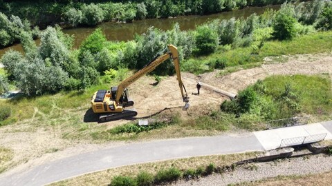Mit einem Bagger wird das Flussufer der Ahr verbreitert.
