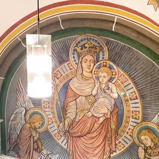 Ein Wandgemälde in der Kirche