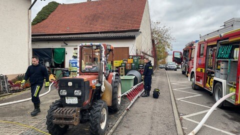 In einer Schnapsbrennerei in Lehrensteinsfeld ist ein Feuer ausgebrochen. Einsatzkräfte sind mit Löscharbeiten beschäftigt. 