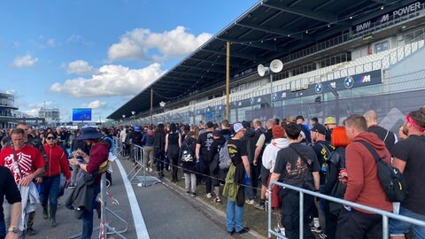 Besucher stellen sich bei Rock am Ring an, um einen Platz vor dem ersten Wellenbrecher zu bekommen.