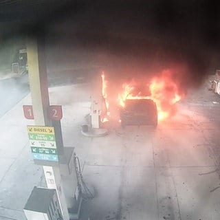 Auto und Zapfsäule gehen auf Raststätte in Flammen auf