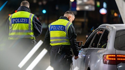 Ein Autofahrer hat Polizisten bei einer Polizeikontrolle angeschrien und Unfall provoziert. (Symbolbild)