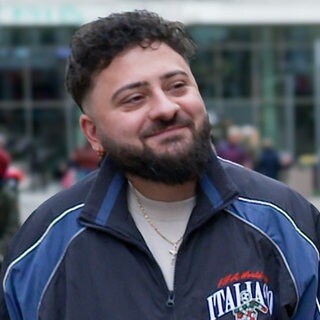 Immer wieder sagten Ärzte Gionatan, dass er nicht mehr lange leben wird. Den Prognosen zum Trotz lebt er heute mit 28 Jahren ein neues Leben. Seine Geschichte erzählt er in der Landesschau und strahlt dabei im Studio.  