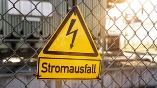 Warnschild Stromausfall an einem Transformator (Symbolbild)
