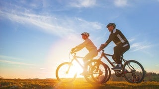 Mann und Frau beim Fahrrad fahren