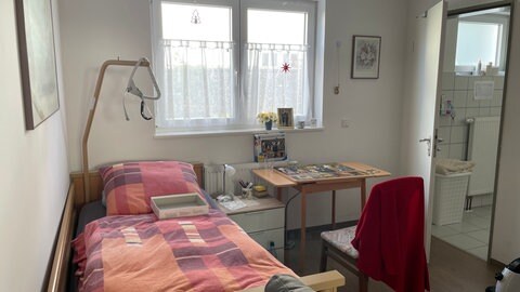 Die Menschen in der Wohngemeinschaft in Alzey haben alle ein eigenes Zimmer und ein eigenes Bad.