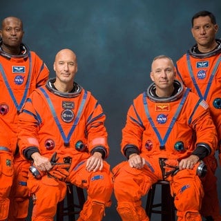 Die Crew von Artemis III posiert für ein offizielles Porträt (von links: NASA-Astronauten Andre Douglas, Missionsspezialist, Randy Bresnik, Kommandant, Frank Rubio, Missionsspezialist, und ESA-Astronaut Luca Parmitano, Pilot)