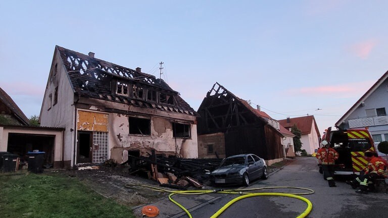In der Nacht ist in Crailsheim ein Wohnhaus in Flammen aufgegangen. Das Feuer griff auch auf weitere Gebäude über. 