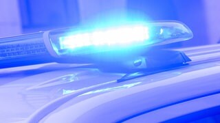 Großaufnahme eines Blaulichtes auf einem Polizeiauto.