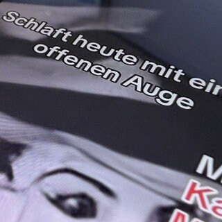 Auf einem Smartphone ist ein Ausschnitt eines "Cat in the Hat"-Videos zu sehen. 