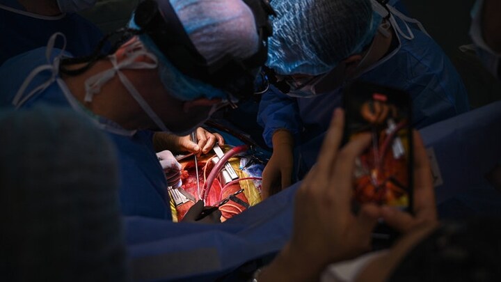 Eine invasive Herz-OP ist ein schwerwiegender Eingriff. Die Angst davor kann Stress im Patienten auslösen und den Verlauf der Operation beeinflussen. Virtual Reality soll helfen.