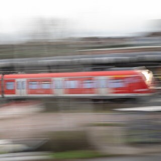 Fahrende Regionalbahn - Symbolbild